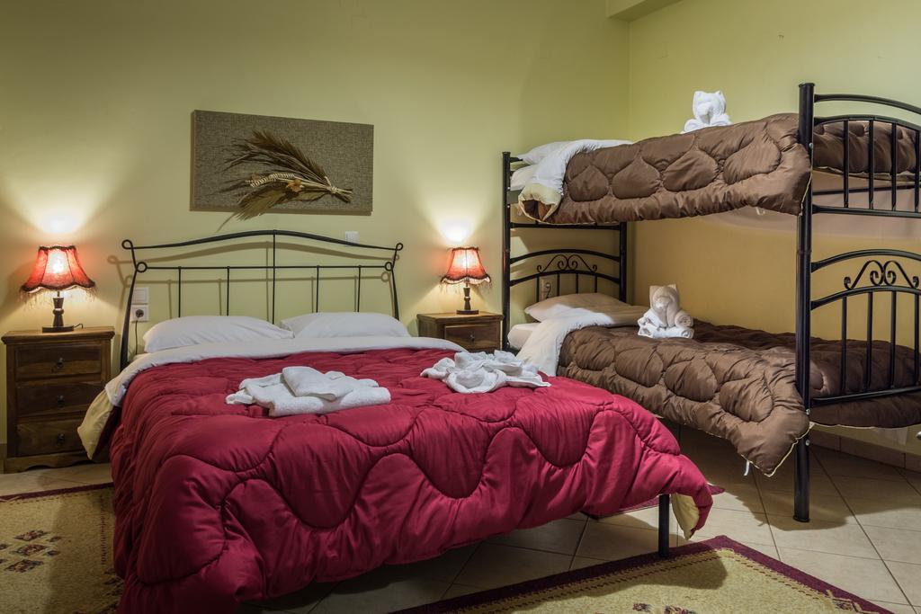 Xenonas Sta Tzakia Hotel Karpeníszi Kültér fotó